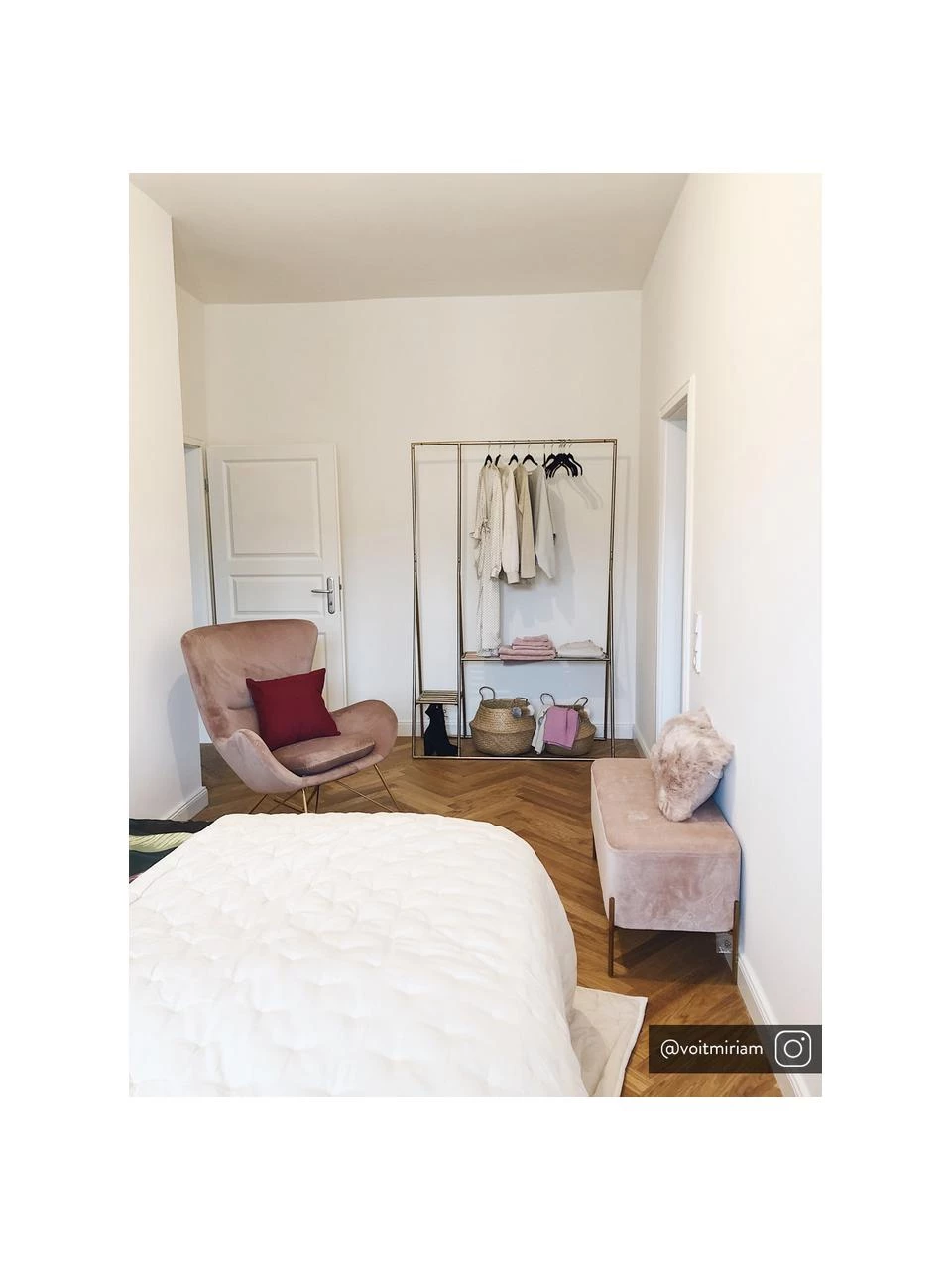 Westwing Collection Samt-Polsterbank Harper in Rosa, B 90 x H 44 cm â Bild 2